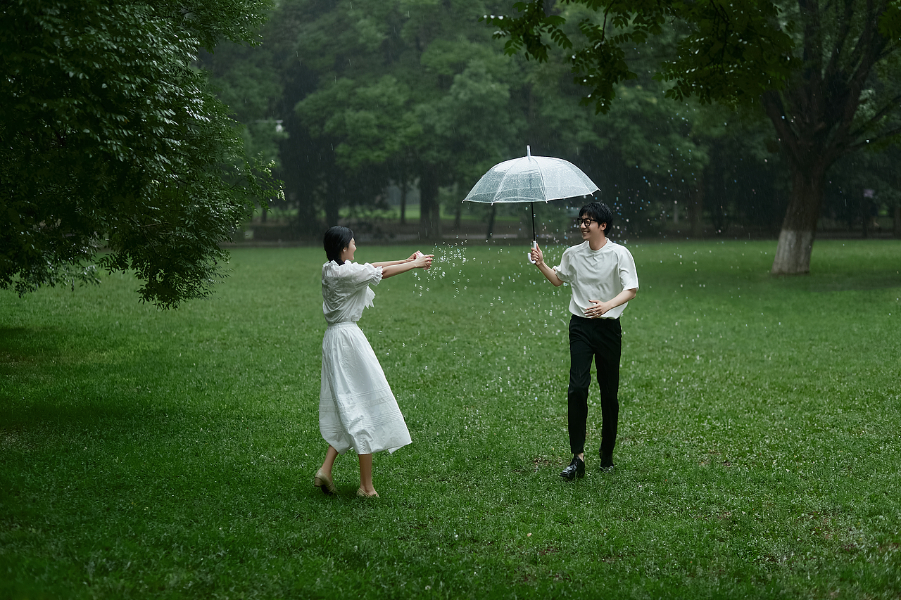 我赌你从第二张开始心动❗年轻感草坪婚纱照