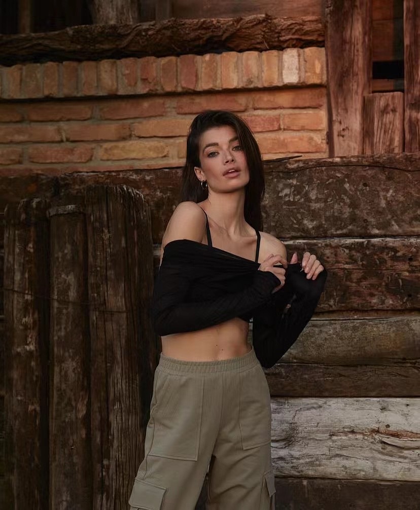 塞尔维亚女主自带热辣 自信 性感 狂野