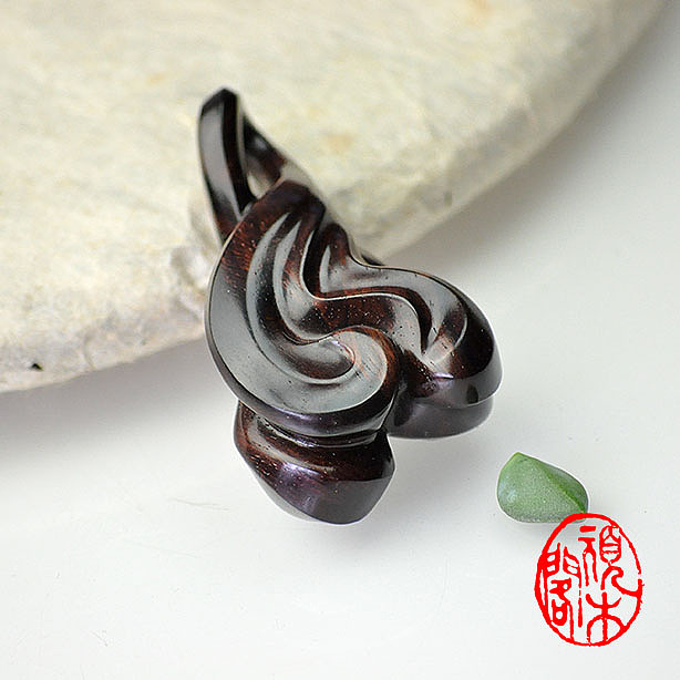 顽木作品《黄花梨吊坠》