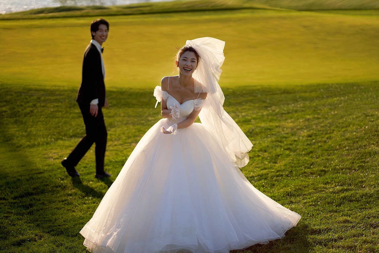 超好拍的草坪电影风婚纱照,好看不挑人推荐