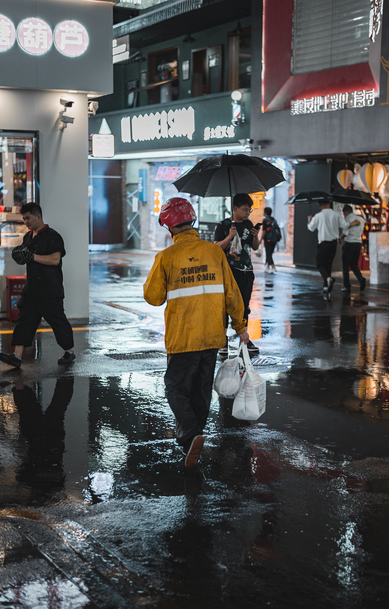 贵阳下雨天街拍（图ZMzA5MzAwNzI0） - 人文/纪实摄影 - 站酷设计师设计师R潮原创素材 - 站酷ZCOOL