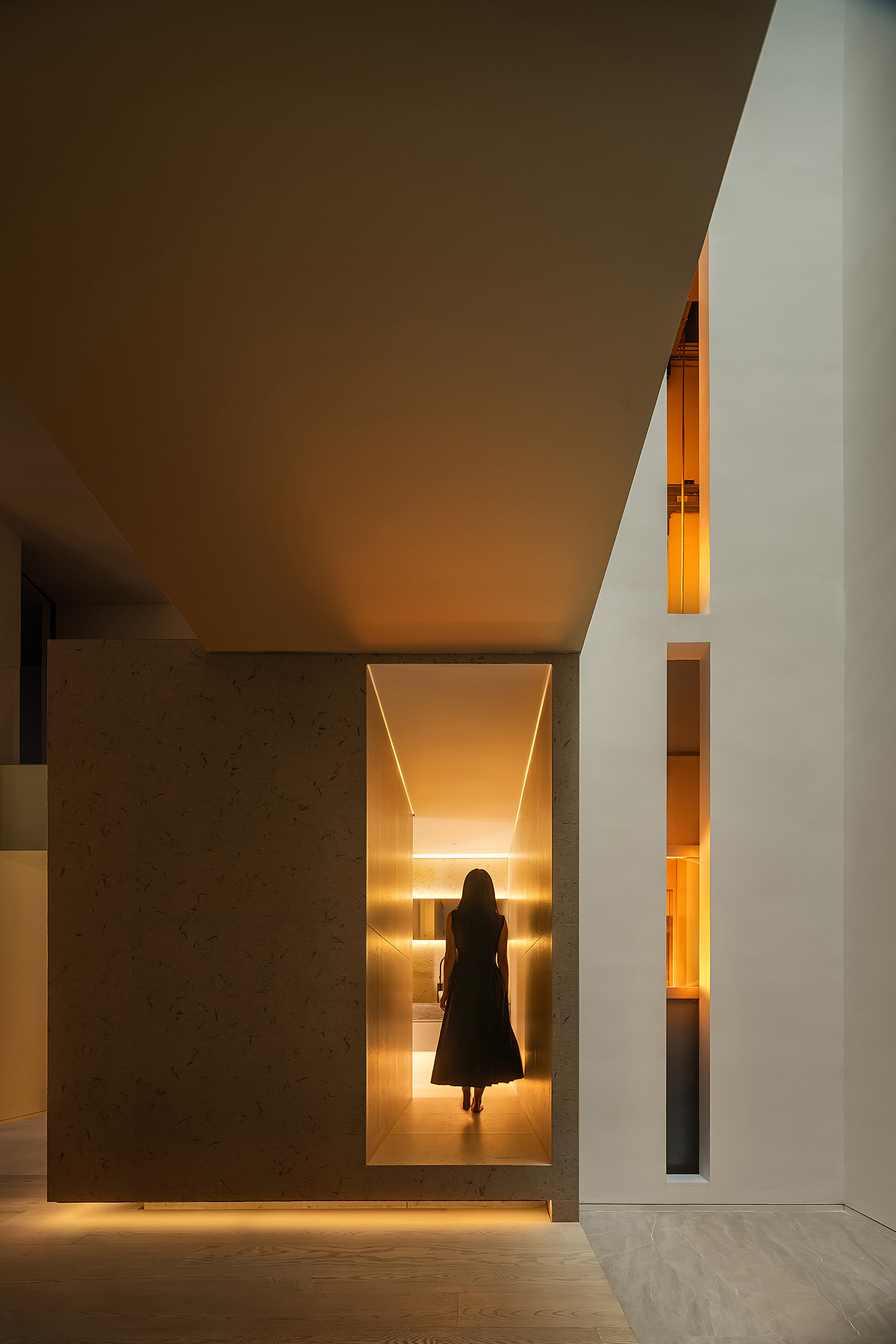 崔树力图用向生活而行的方式,理解人们具体且生动的生活情景,将新时代里的需求被作为空间操作的出发点,更好的汲取生活中的感与悟,以用多年的专业理念与美学素养,铸建与实验居所空间,本次为盒子系列的一号作品,未来还将以一系列关于住宅的实践来探讨“家”这个私人化的概念。