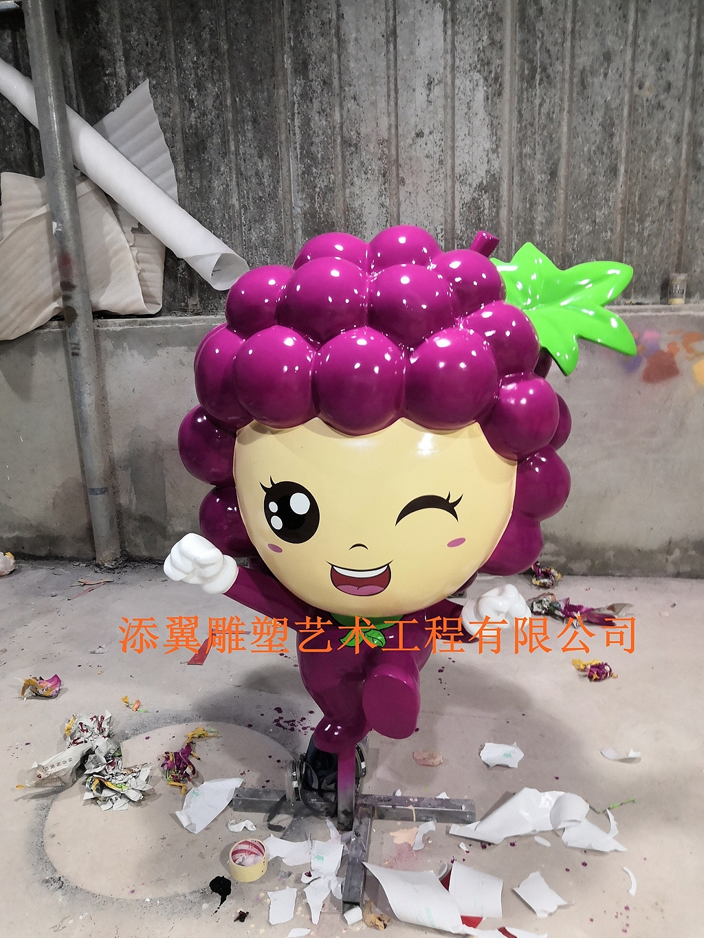 晶莹的外衣的玻璃钢葡萄卡通玩偶雕塑人人爱