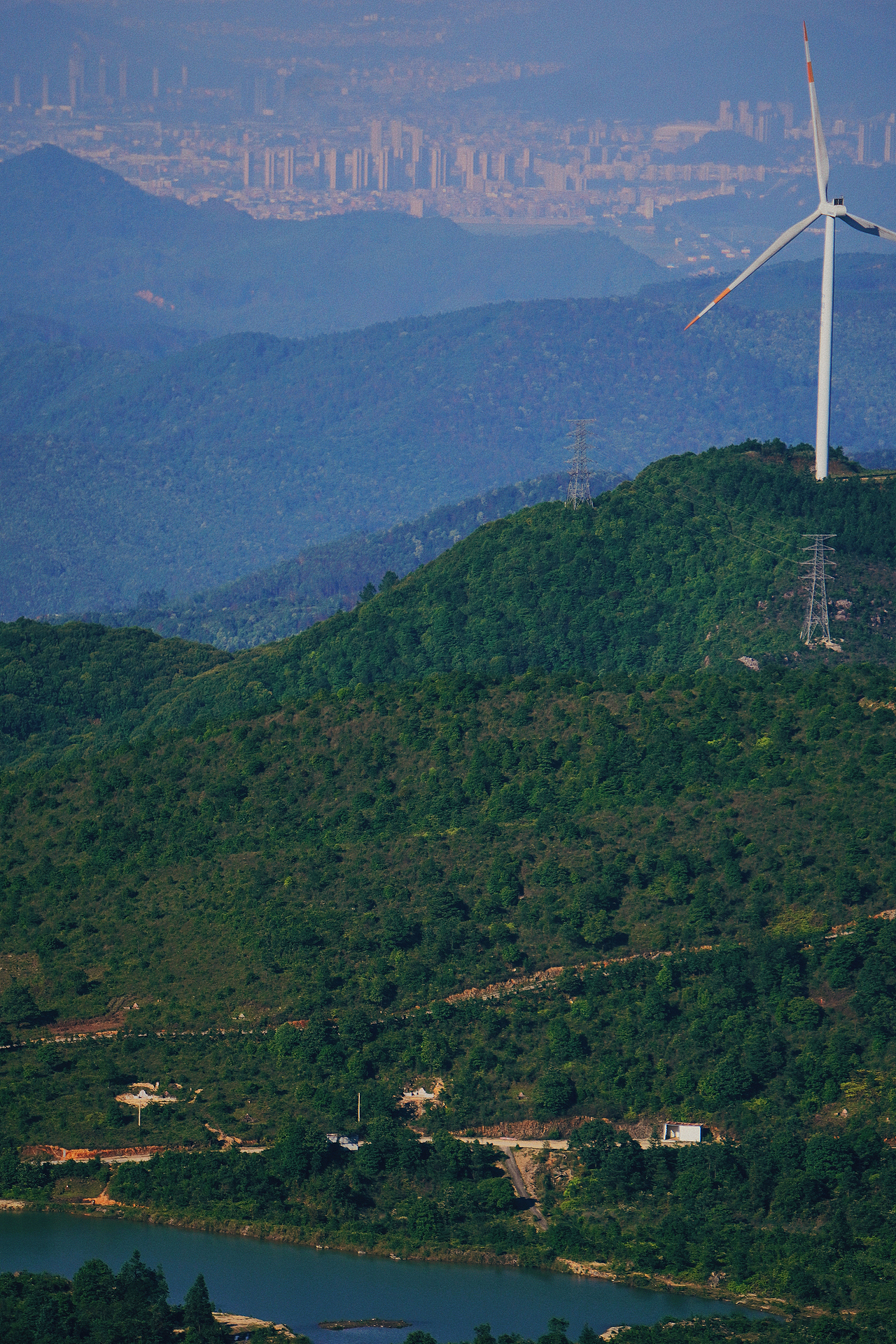 「旅行摄影」来到离天空最近的山顶看大风车（图ZMzcwMDQwODky） - 风光摄影 - 站酷设计师灸炎原创素材 - 站酷ZCOOL