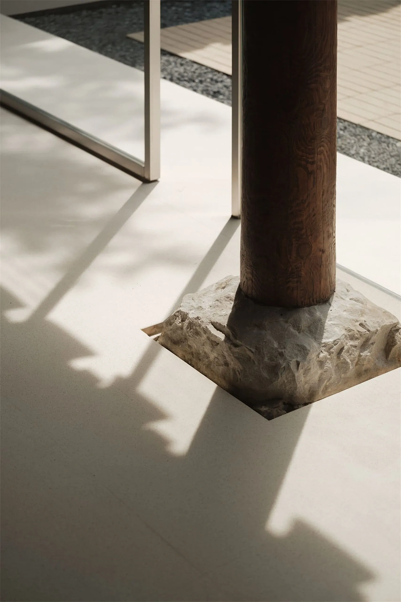 我们以同一思路处理房屋的梁柱结构,让院子"清瘦"下来,让建筑的"骨骼"显露出来,以"柱阵"的形貌成为整个空间的视觉重心和界定其轮廓的重要结构系统。
<br>同样的方法应用于梁和柱。从本质上讲,我们“掠过”了建筑物以暴露其“骨架”。由此产生的“柱场”成为空间的视觉重心以及定义其轮廓的东西。<br><br> <br><br>▽裸露出来的立柱