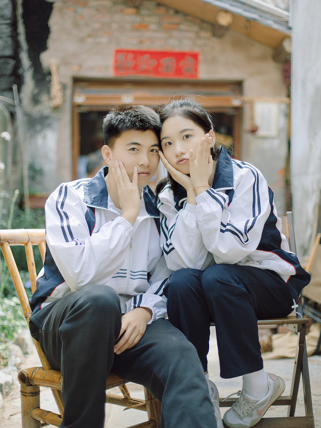 他俩高中毕业了