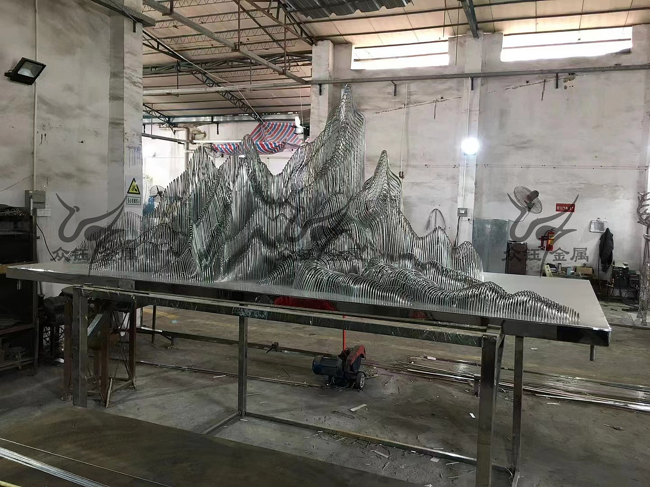 不锈钢假山雕塑 圆管假山波浪座椅美学摆件定制