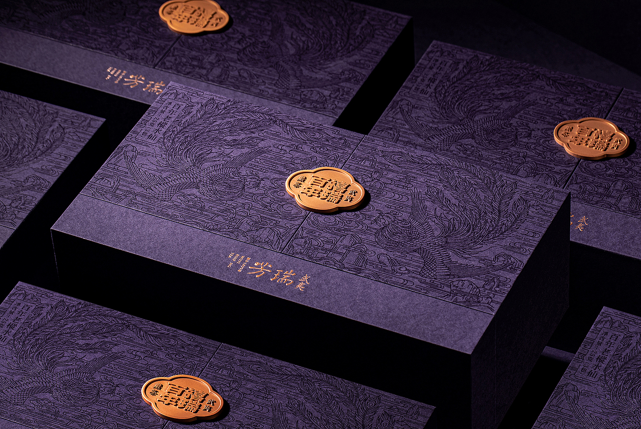 包装市场上以“凤”为主题的包装
多数以插画的形式来表现,结合山川、祥云、建筑等<br><br>武夷瑞芳,因传承瑞芳历史上双凤商标茶盒<br>近几年以“凤”为主题的包装也已经出现过两次<br><br>我们需要一种包装市场上未出现过的表现形式,来体现差异化<br>同时还要体现民国时期的复古特征