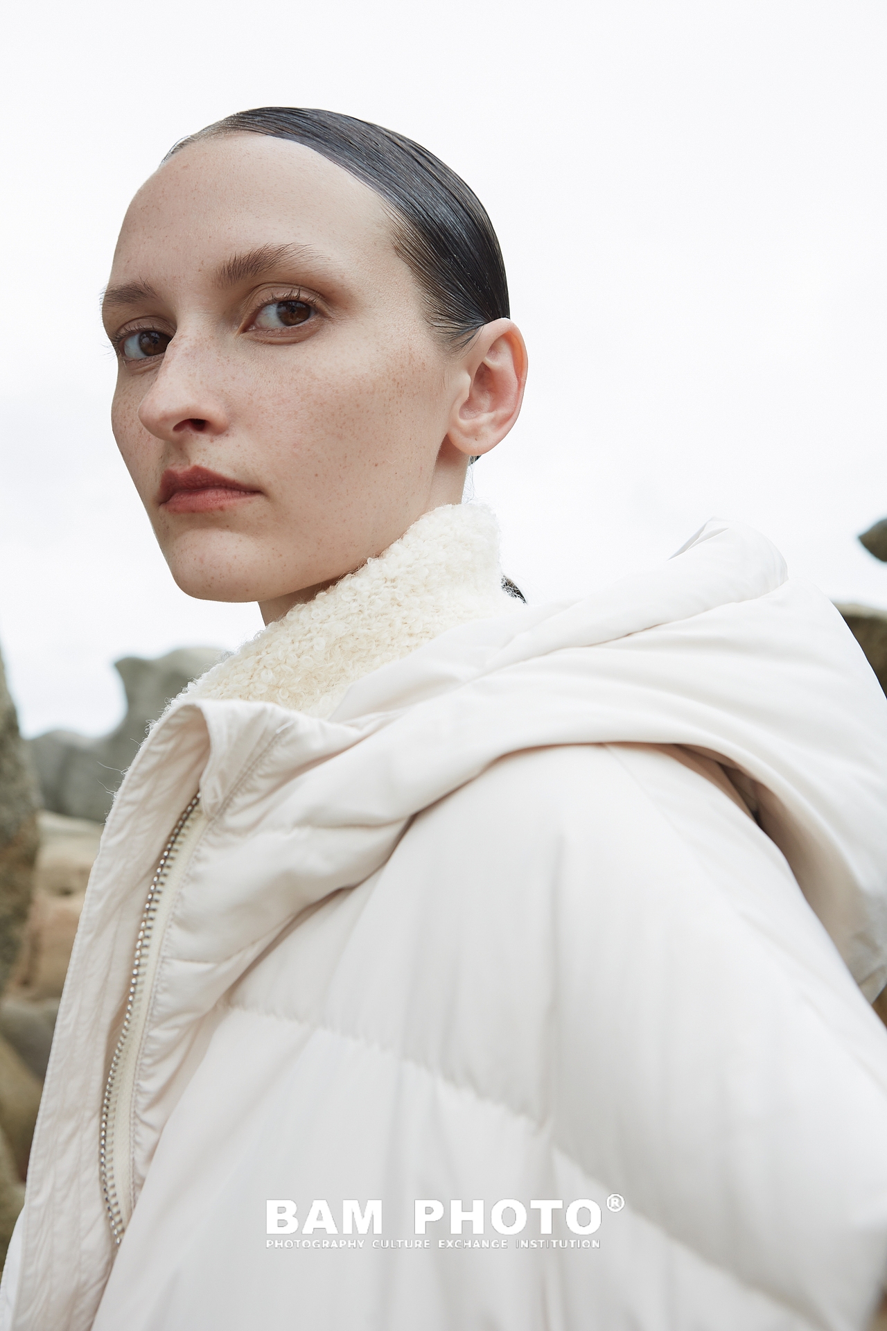 摄影｜海边拍时尚女装大片，极简氛围感拉满！（图ZMzU4MzY3MTYw） - 时尚/艺术摄影 - 站酷设计师和光白马工作室原创素材 - 站酷ZCOOL