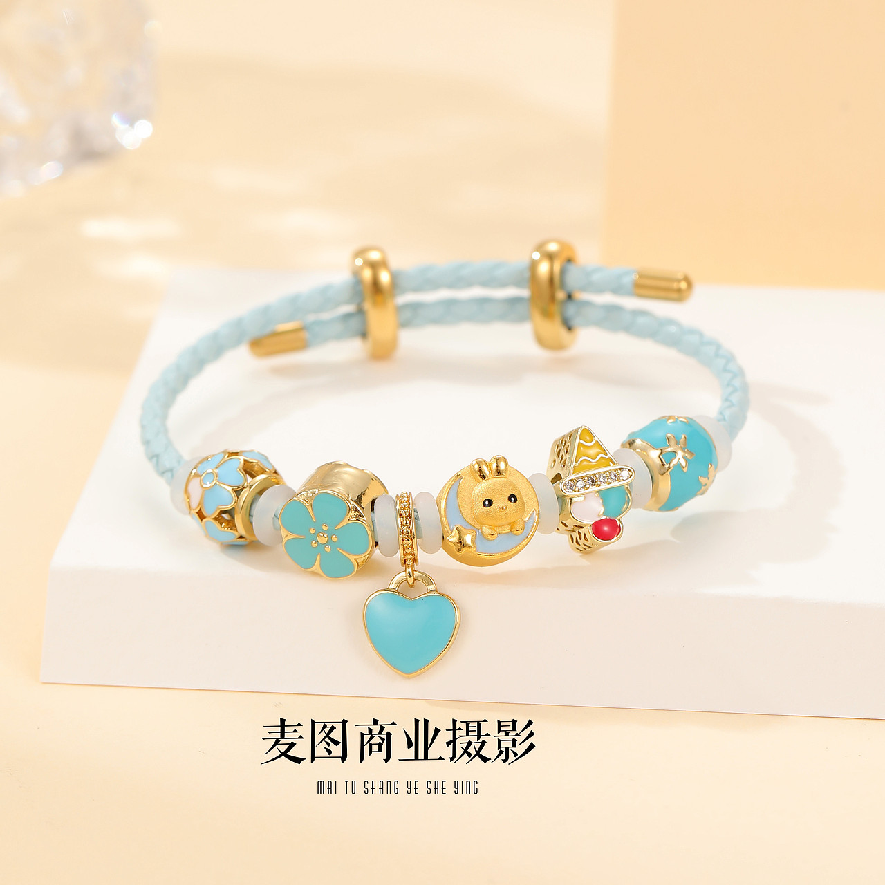 产品摄影 小众饰品手链静物暖系平铺拍摄作品展（图ZMzM0OTgyNTA0） - 产品摄影 - 站酷设计师义乌麦图摄影官网原创素材 - 站酷ZCOOL