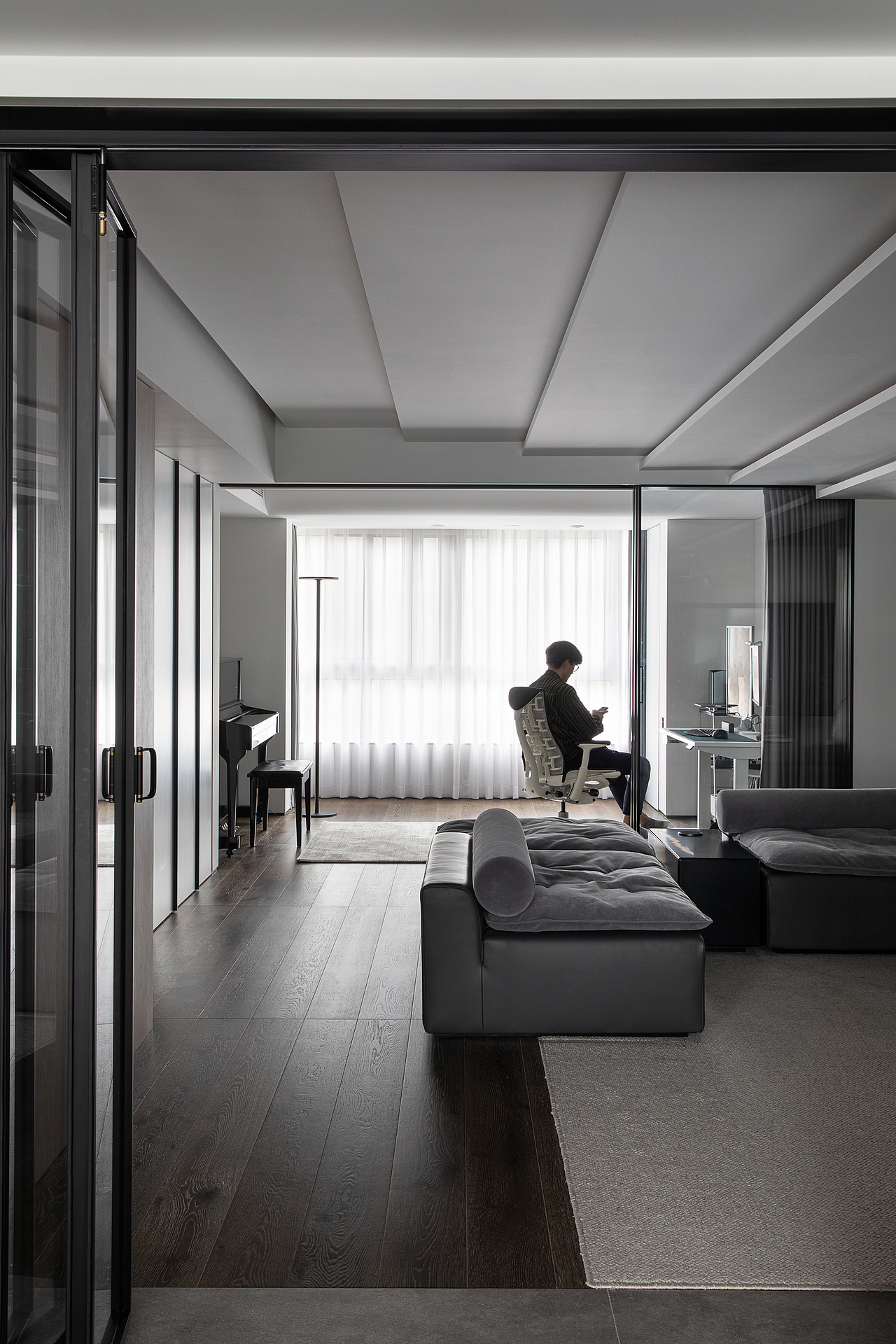 吊顶造型就是弱化梁体的存在
并不是为了凹造型
设计的目的,就是为了解决实际问题。
过道浪费问题的解决