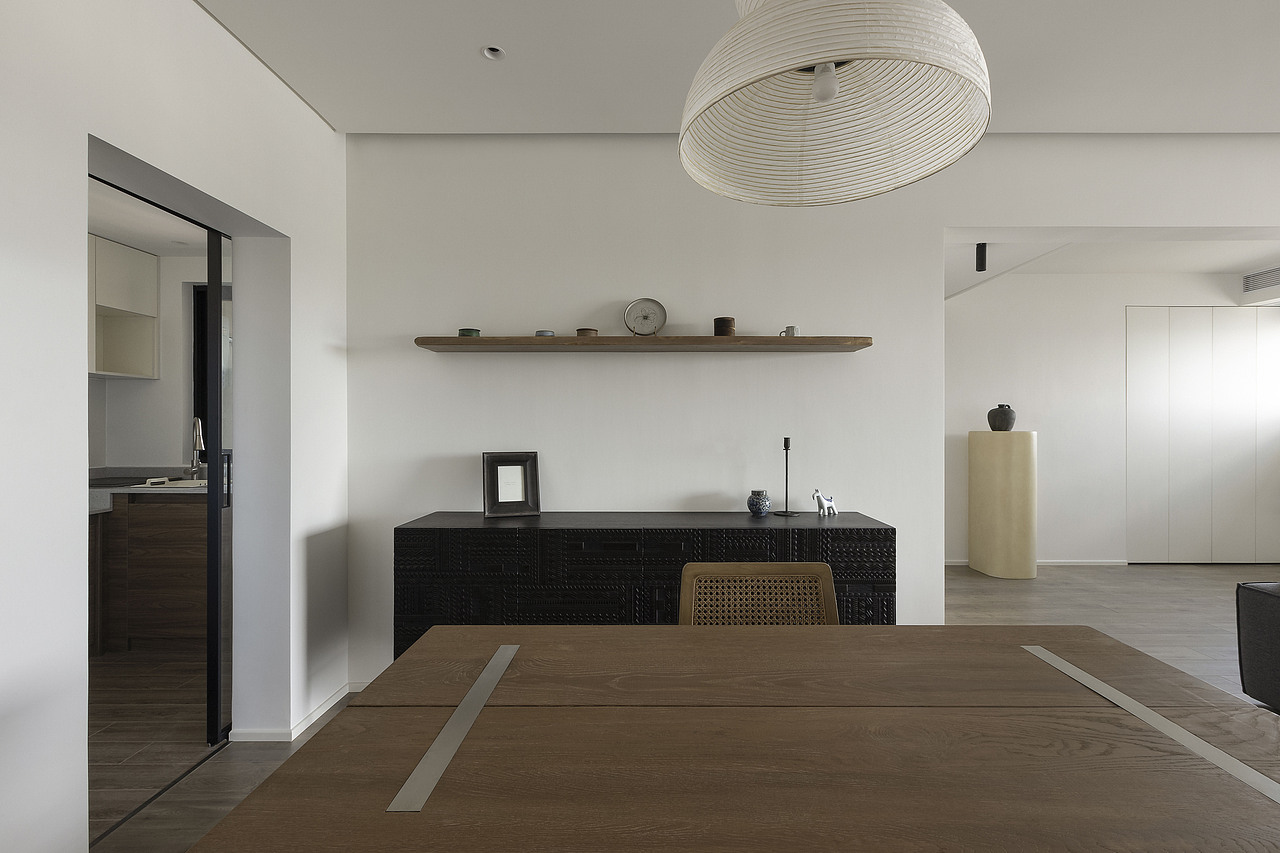 顶天立地的柜体，左边弧形柜体为现场制作，右边为定制的爱格板。为了统一两种材质的颜色特意拿色卡去现场比对。