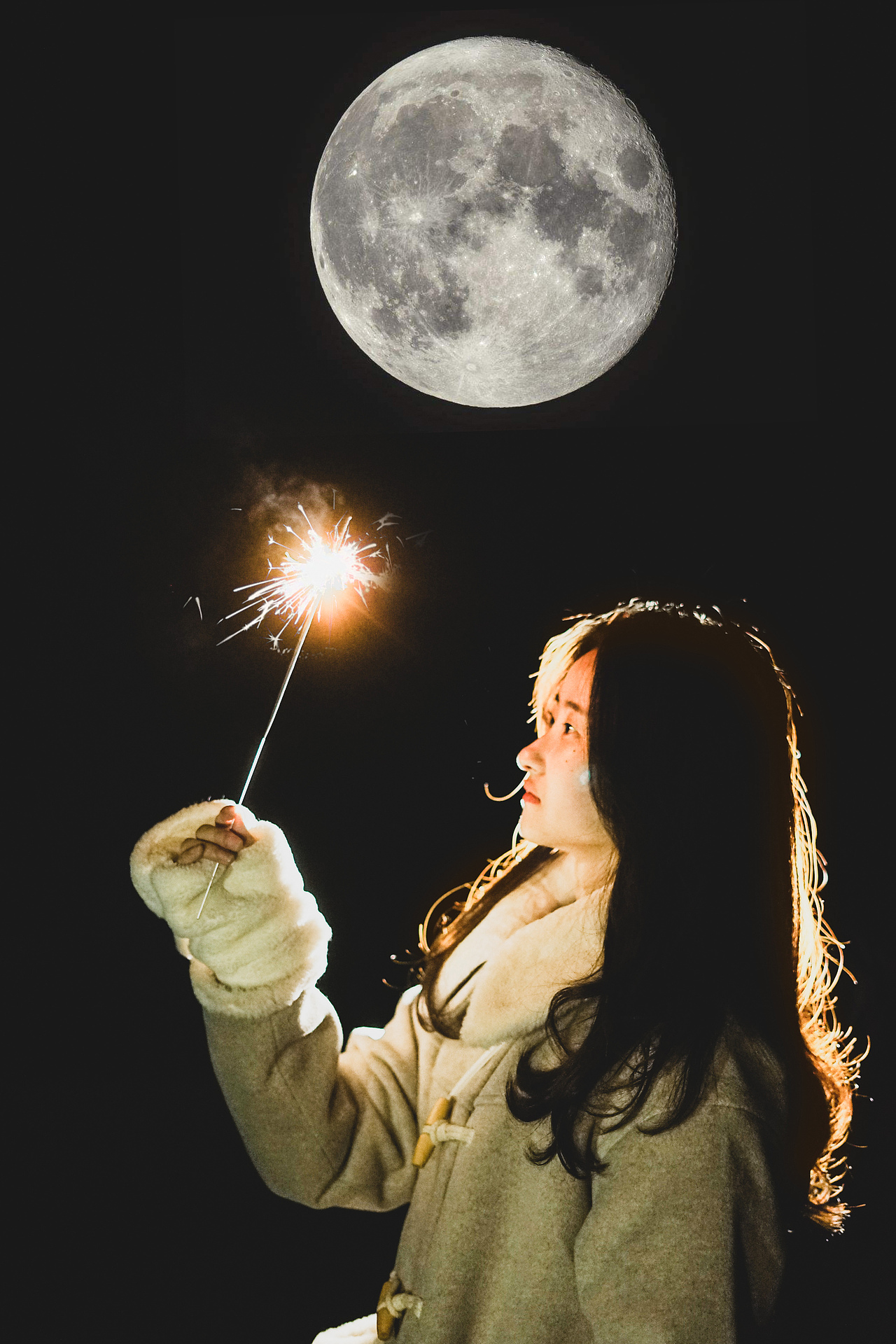 她 抬头看见了月亮