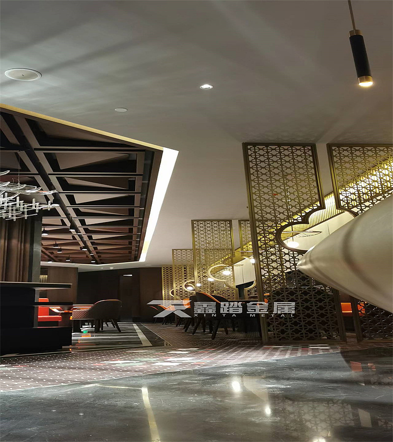 精雕铝艺镂空钛金屏风 酒店客厅铝板雕刻镂空梅花隔断