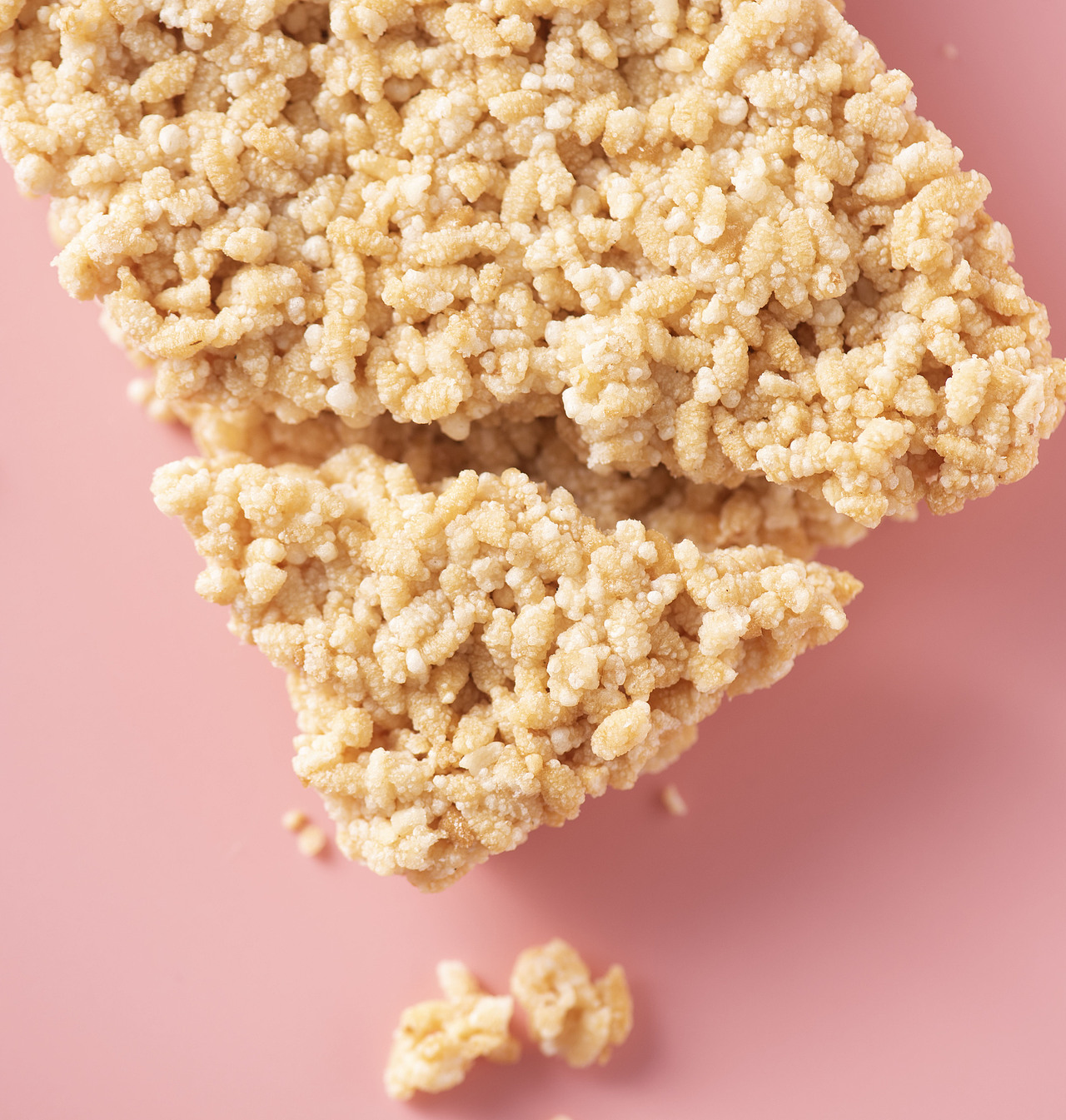 一口咬下,酥脆的米饼声音仿佛在诉说着美味的故事