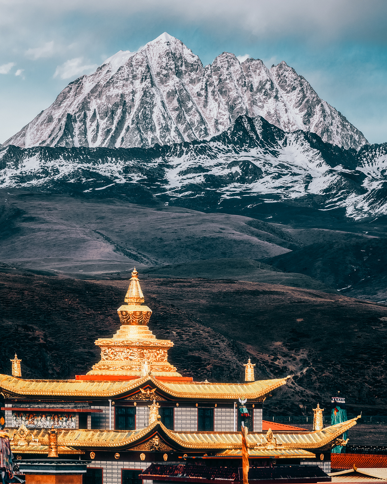 塔公寺和雅拉雪山鳞次栉比交相辉映