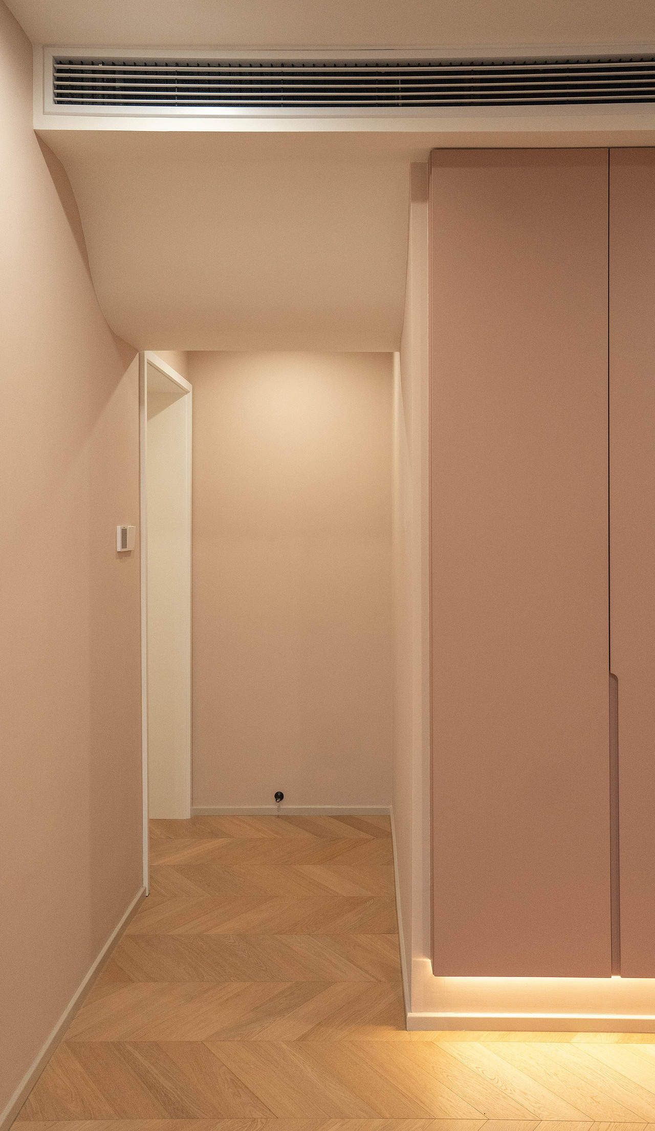 定制的柜子不仅可以满足日常的储物需求,吊顶的位置还做了弱化梁的弧形处理,视觉上处理走廊和室内吊顶的高差。