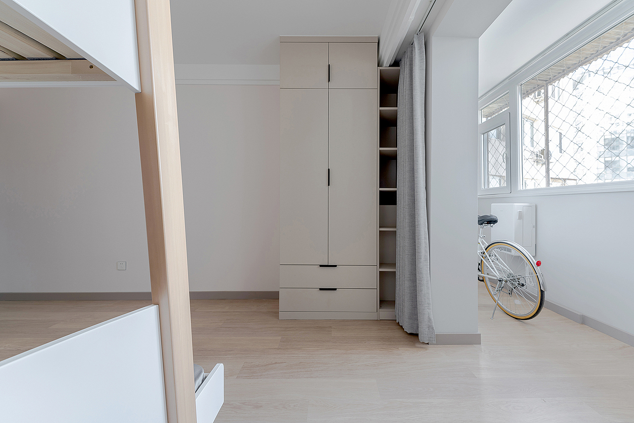 在床体对面制作了一组衣柜作为存储空间使用,在旁边又孩子足够的活动空间。儿童房可以通过阳台去往主卧,方便父母夜晚照顾孩子的起居。