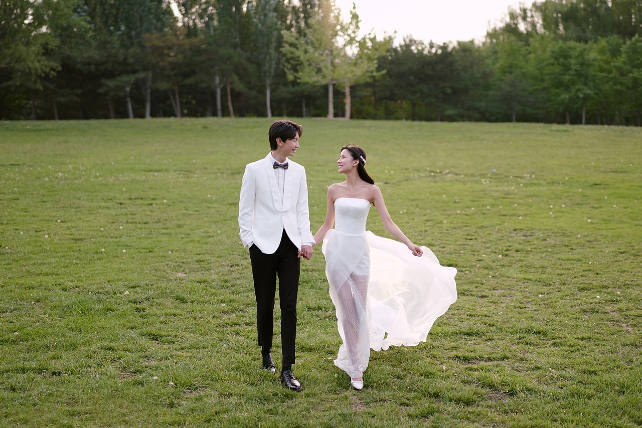 老公选的森系草坪婚纱照，浪漫到心里～（图ZMzMyMTE0NDky） - 婚礼摄影 - 站酷设计师遇见YUJIAN原创素材 - 站酷ZCOOL