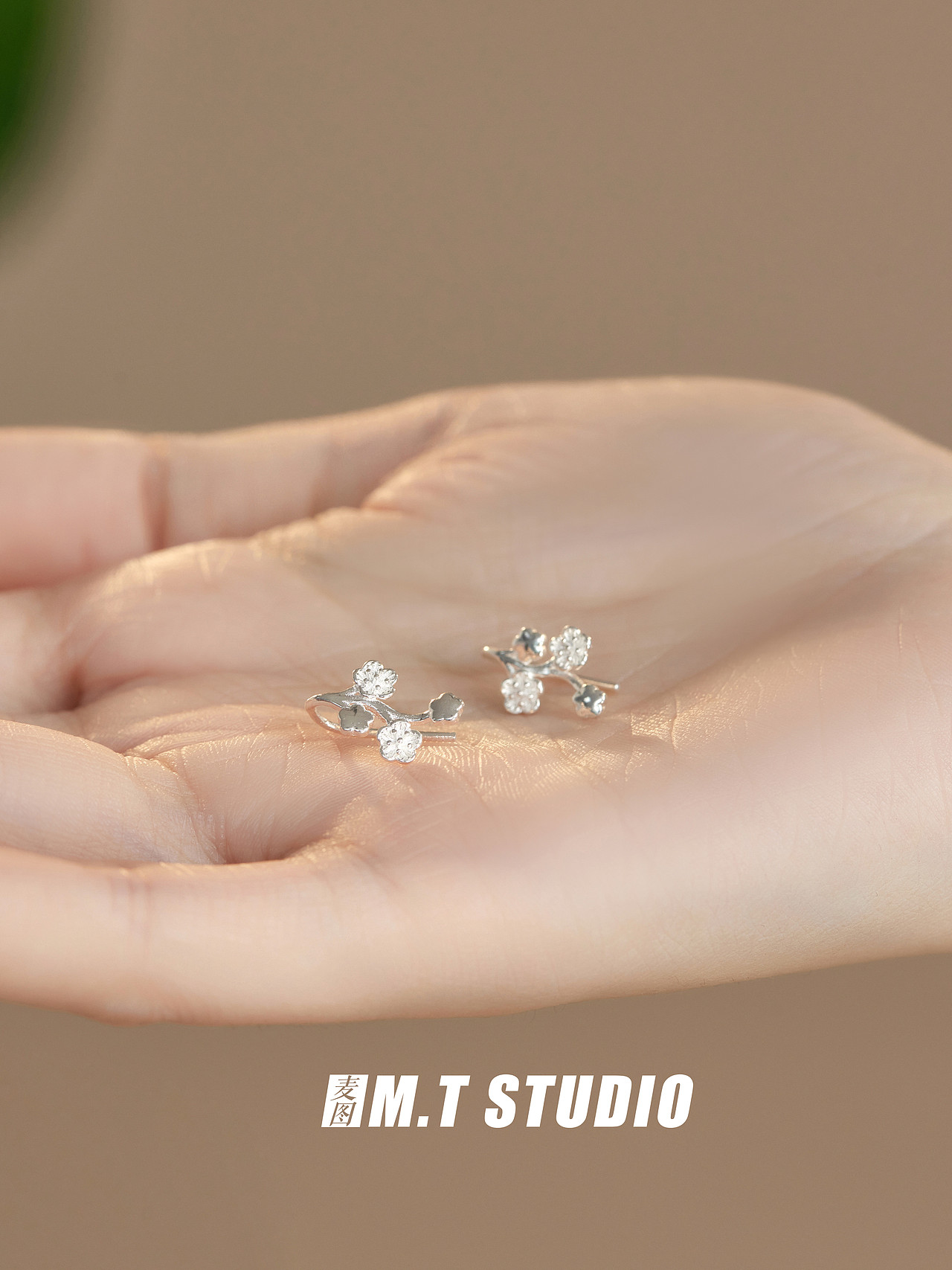 产品摄影 小众古风饰品天然玉石耳饰手摸拍摄 清新饰品（图ZMzUyOTM2NTg4） - 其他影视 - 站酷设计师义乌麦图摄影官网原创素材 - 站酷ZCOOL