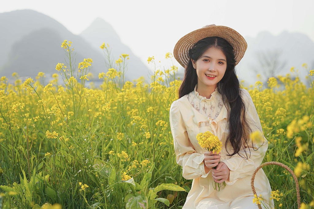 设图网|春季油菜花美女人物摄影图