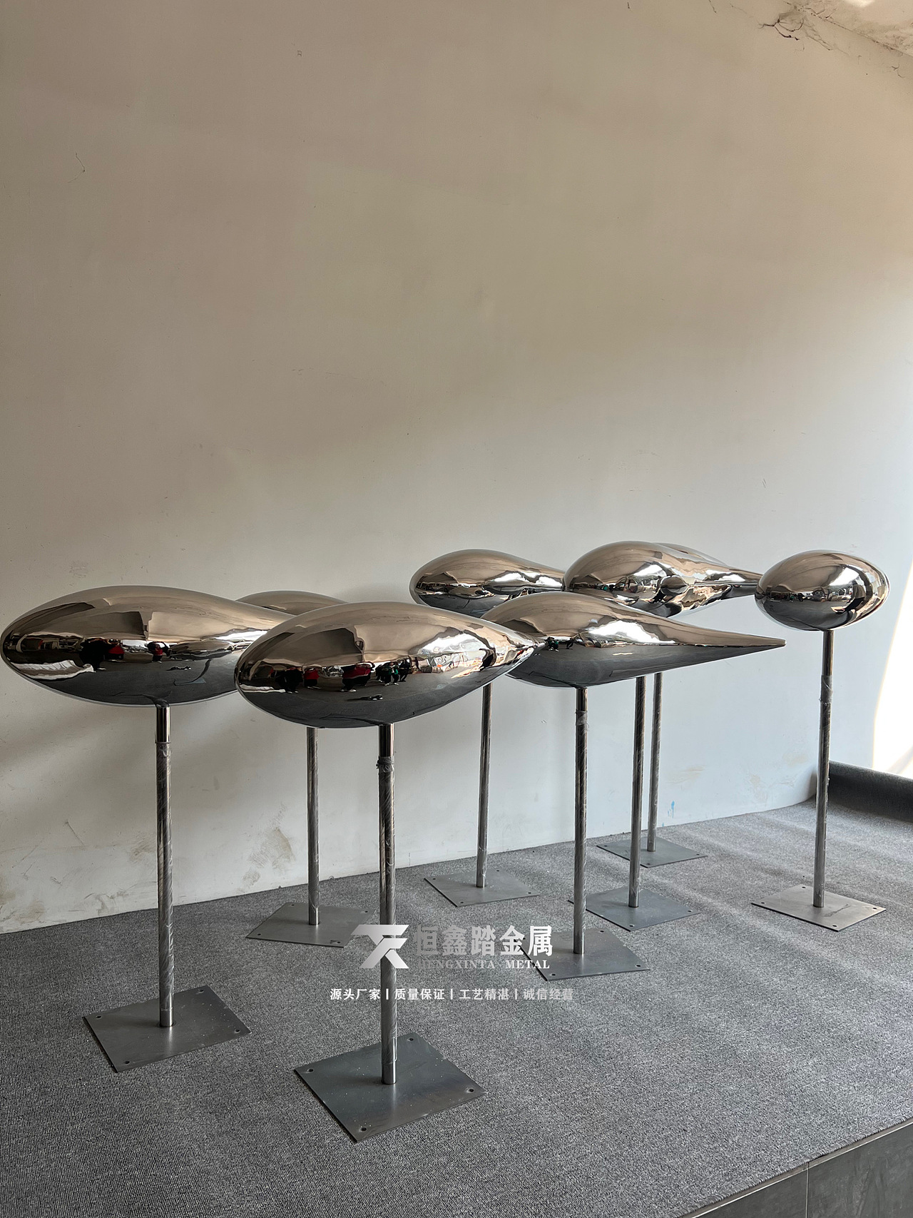 镜面不锈钢鱼群雕塑鱼类景观小品雕塑实物比照片更好看