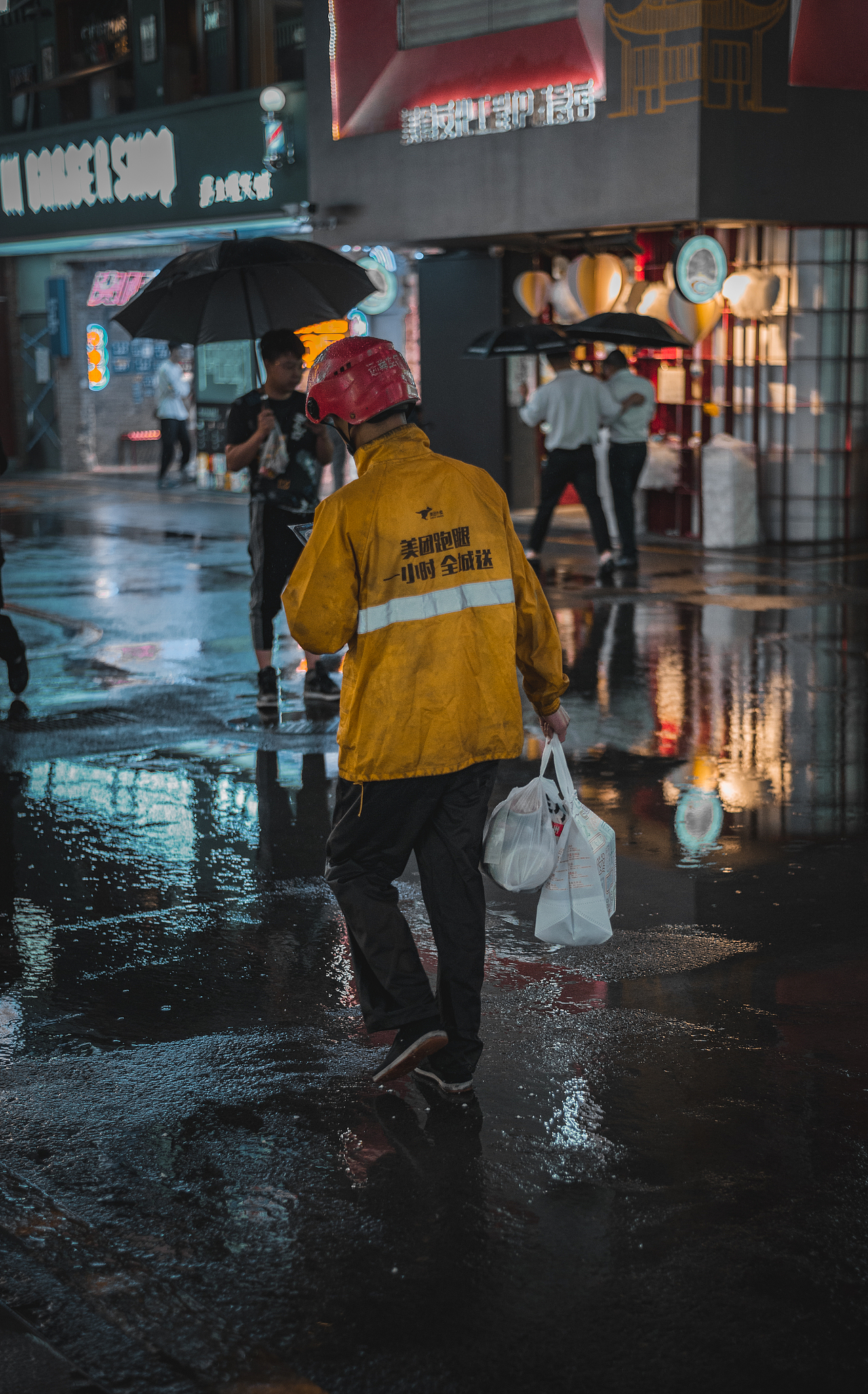 贵阳下雨天街拍（图ZMzA5MzAwNzIw） - 人文/纪实摄影 - 站酷设计师设计师R潮原创素材 - 站酷ZCOOL