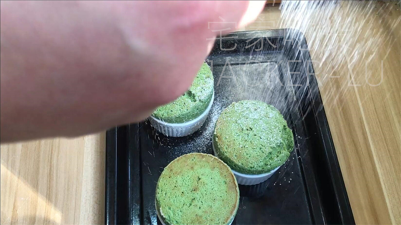 抹茶舒芙蕾,清幽与浓郁交相辉映,让人不禁心驰神往。