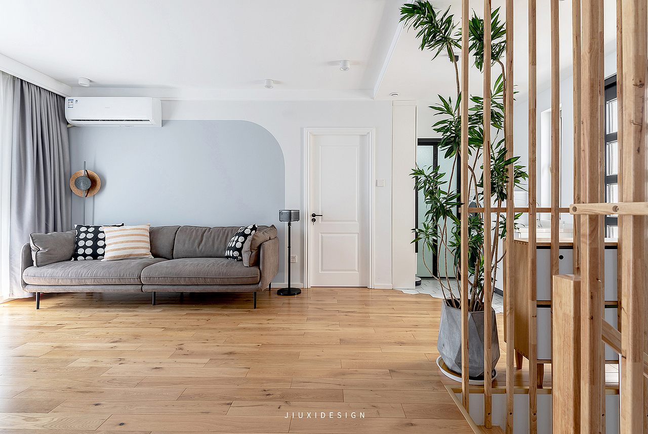 从门洞反看的视角,概括了客厅的全貌。以轻柔色调为基础,辅以几种从浅到深不同质感的木色,呼应明媚的自然光线,烘托出空间宁静惬意的感受。
绿植的生机感解腻木色的同时,让家变得自然又清新。<br>