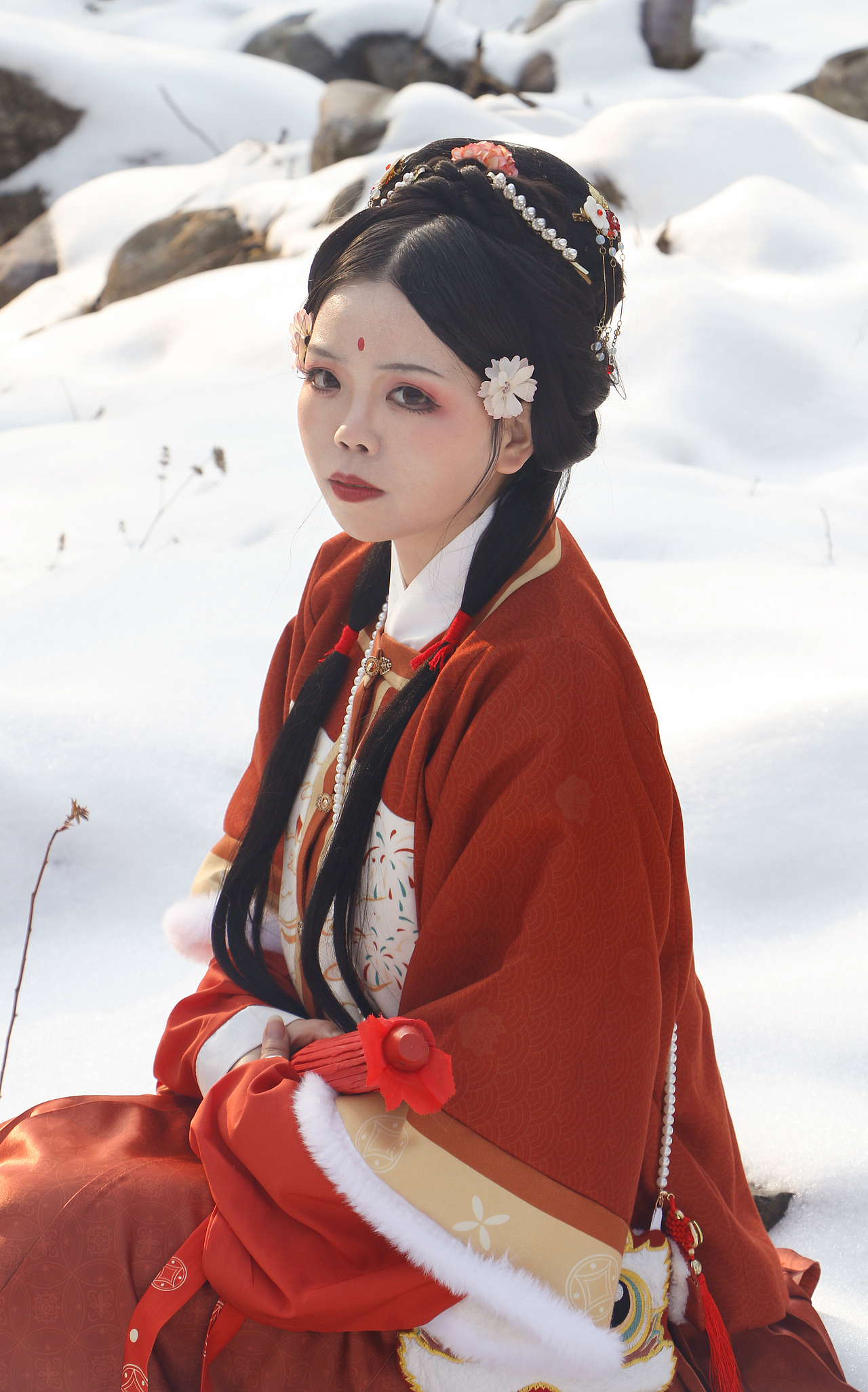 【汉服摄影】雪地汉服少女明制红色汉服（图ZMzM0OTUxMTky） - 人像摄影 - 站酷设计师杜儿啊啊啊啊原创素材 - 站酷ZCOOL