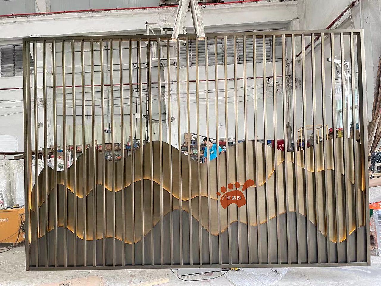 会所大堂不锈钢山形背景墙 不锈钢假山隔断安装效果（图ZMzIyNTczMzMy） - 其他工业/产品 - 站酷设计师恒鑫踏不锈钢制品原创素材 - 站酷ZCOOL