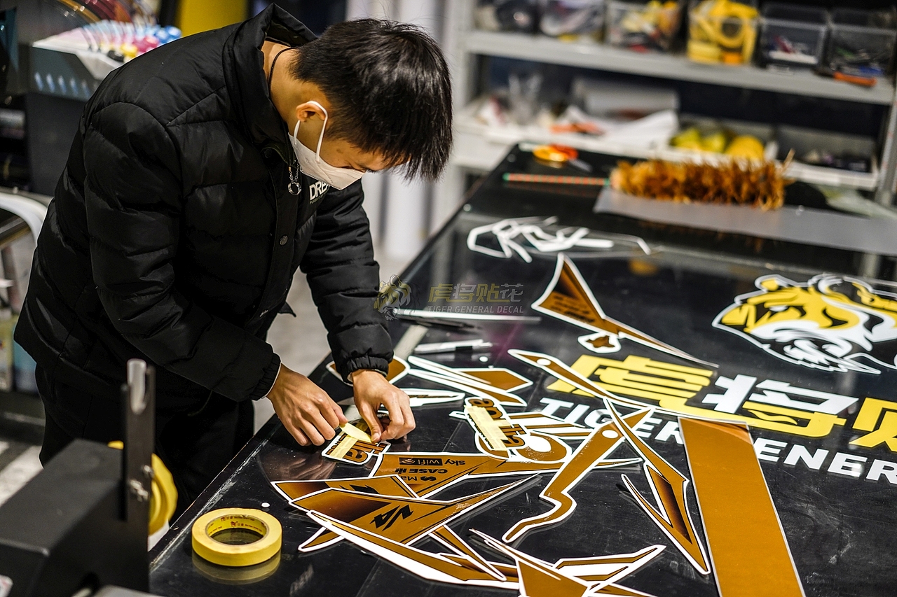 阿普利亚22款RSV4改黑金拉花涂装-3M彩绘改色膜