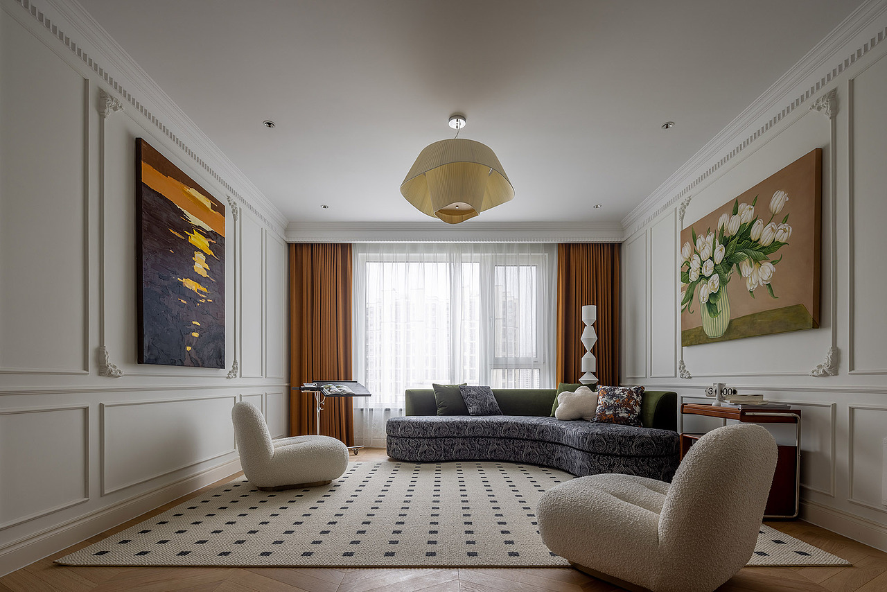 软装产品的选择上也趋向多元,有可调节高度的小边几,可满足多场景使用,比如用做绘本架,让家人充分享受亲子陪伴的时光,或者用做独立边几,烹一杯热茶,选一首老歌,享受独处……超越单一定义,给予空间更多可能。