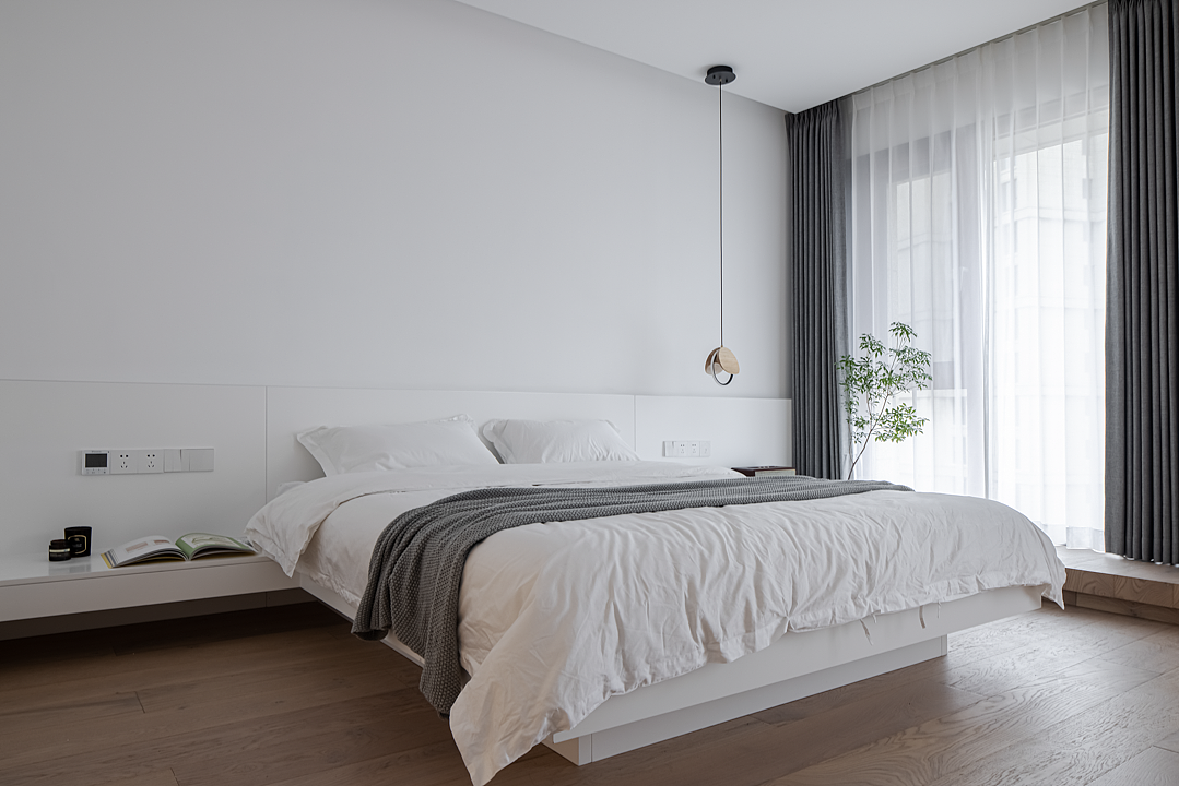 主卧设计了悬浮式的床+床头柜,并与挑高的休闲地台层叠合并,通过结构的变化来丰富空间语言。