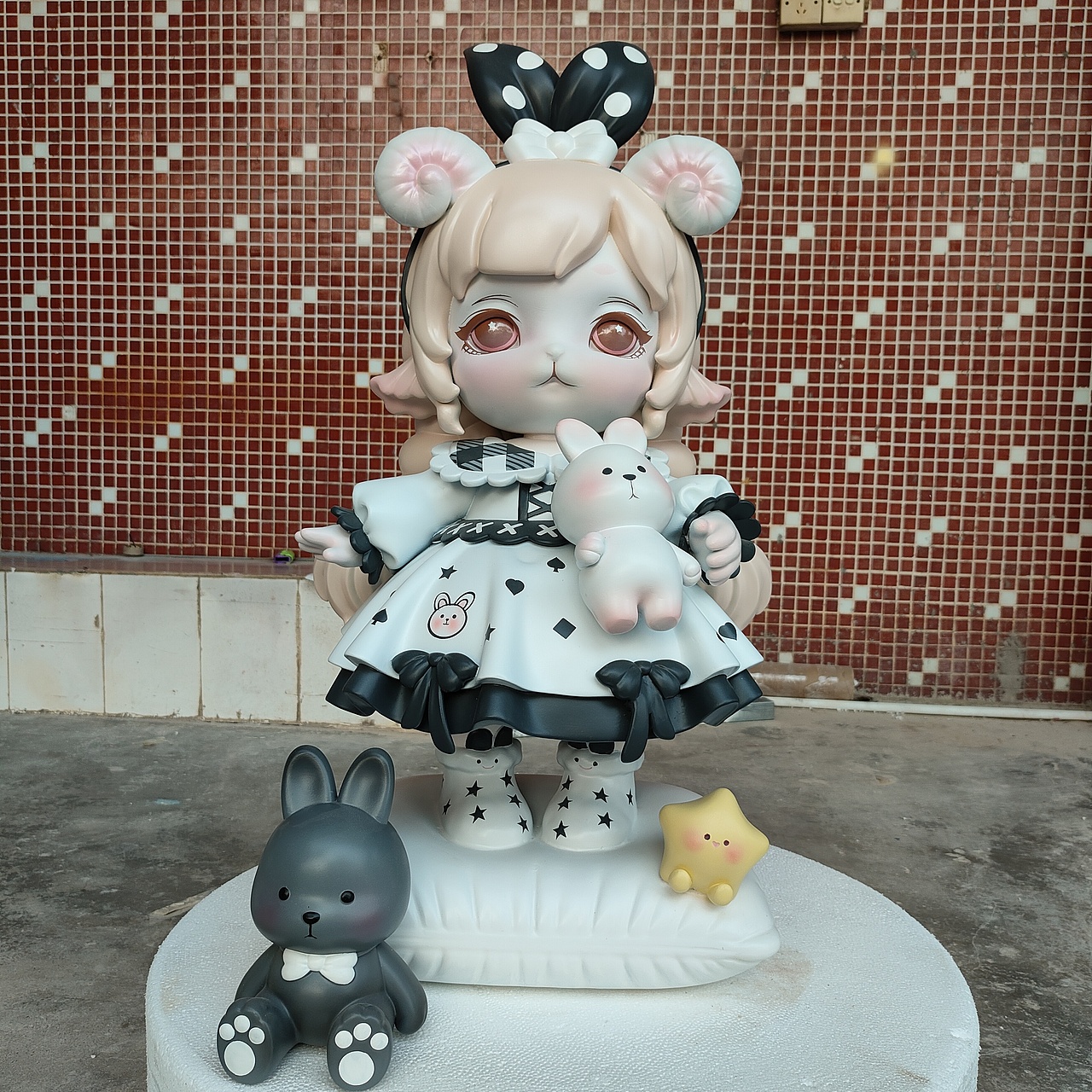 这么可爱的女娃潮玩公仔玻璃钢环保材质防腐耐晒