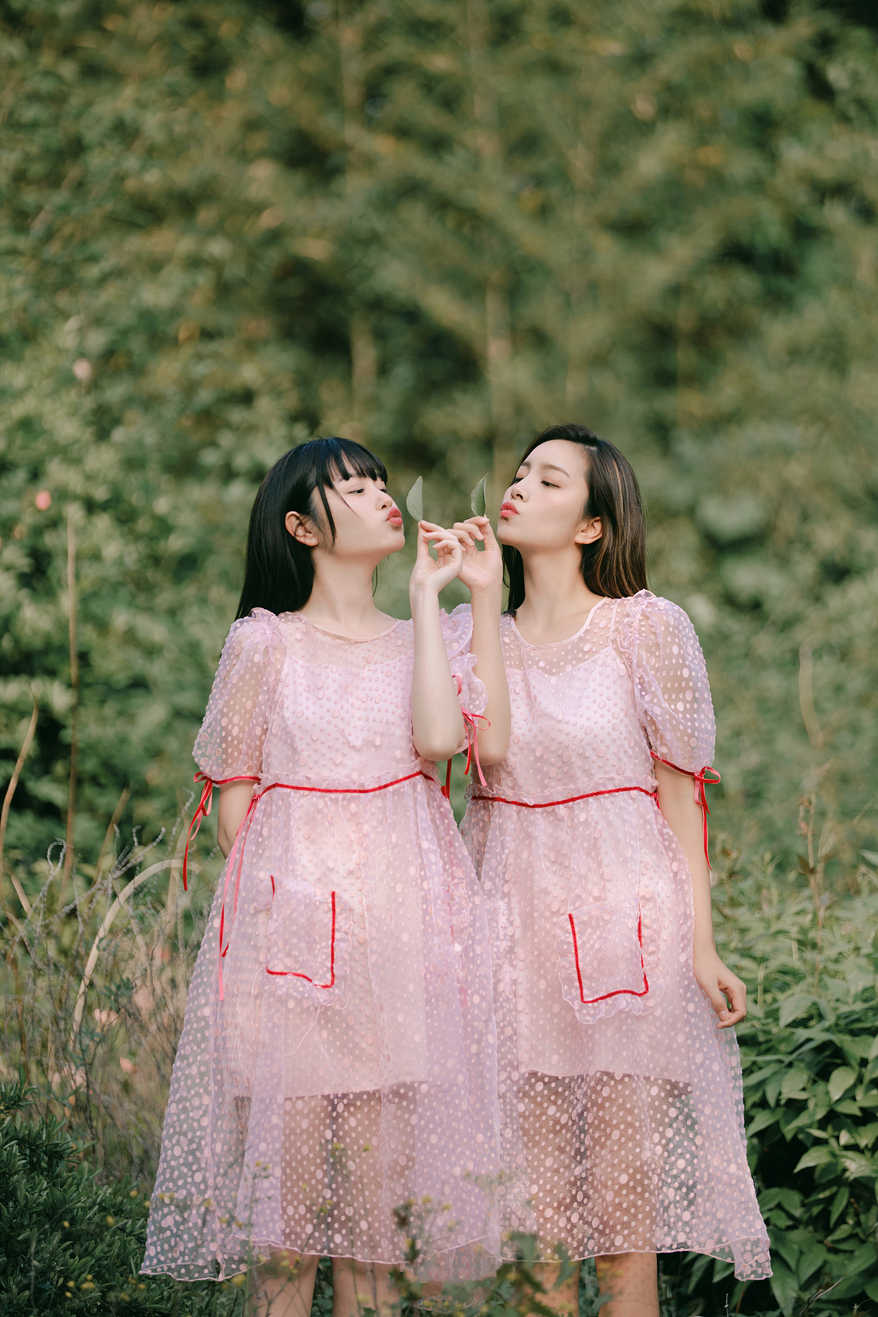 外景闺蜜写真分享，情同姐妹的纯洁闺蜜情（图ZMzA5MDc4MDA0） - 时尚/艺术摄影 - 站酷设计师遇见YUJIAN原创素材 - 站酷ZCOOL