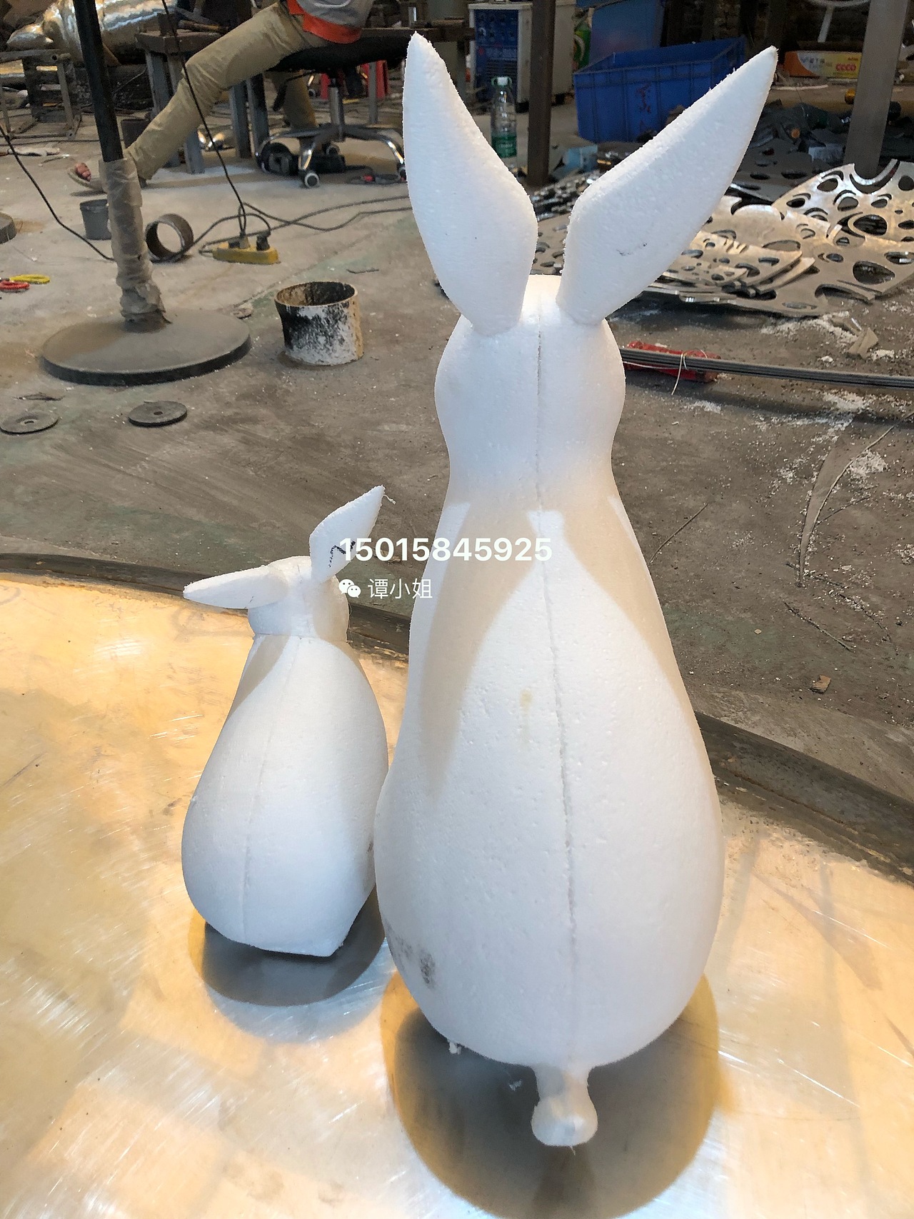 绿色草地不锈钢兔子雕塑 园林景观氛围金属工艺品