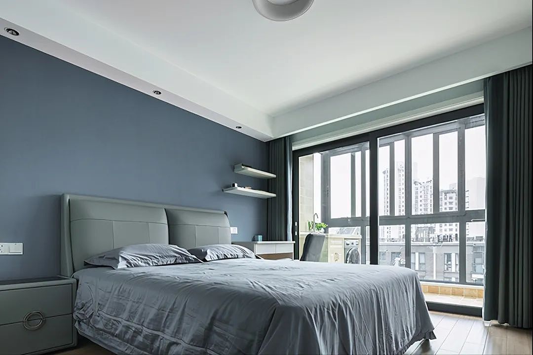 电视背景墙大理石+黄铜做装饰,简约轻奢