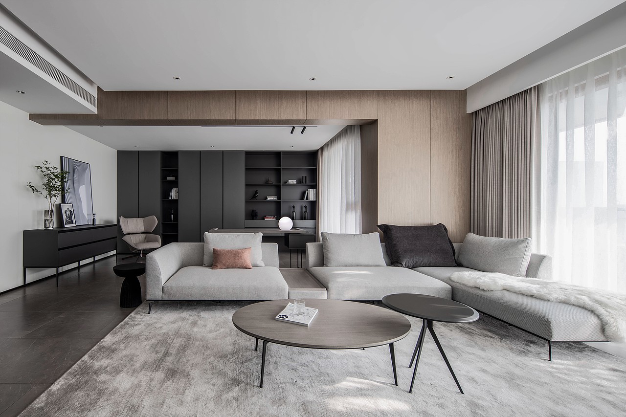 整体空间上以灰.木.黑对比较为强烈的方式呈现现代简约的质感,以纯粹直接的设计手法希望表达出空间的大气与清爽的宜居感.