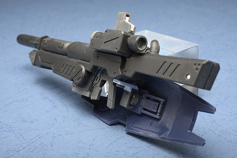 大枪本体其实是RE乍得多加的步枪,因为比例差异,放在HG上就成了大枪,替换原来的握把就能握持,虽然原来是吉恩的武器,但换成方形瞄准器就很联邦了~握把附近做了个挂扣,可以让泰坦斯的标配盾挂在上面。