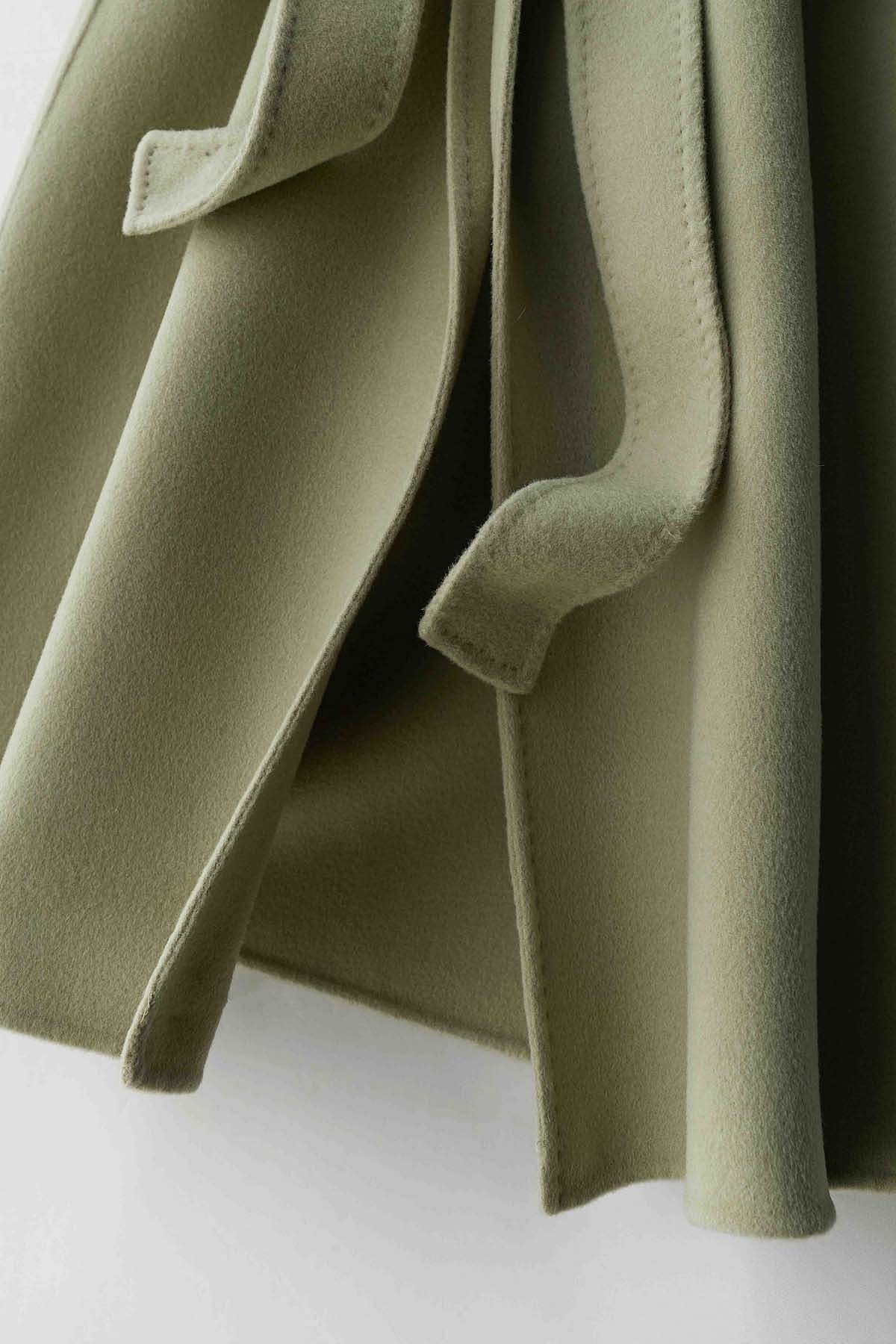 女装妮子大衣平铺挂拍 飘逸风格拍摄 服装拍照片