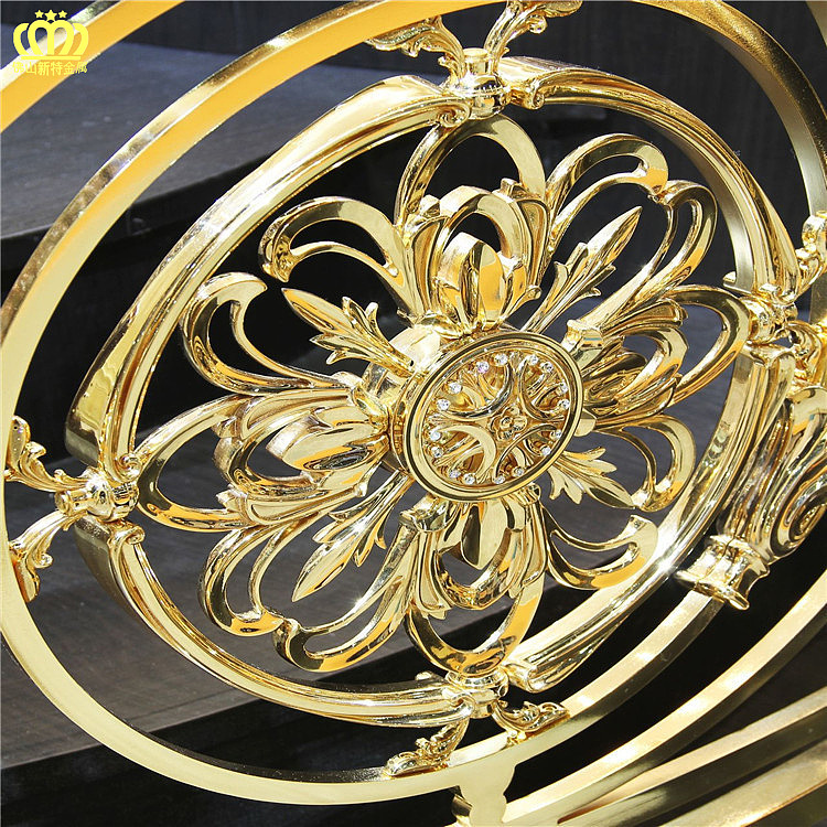 金色铜艺护栏别墅楼梯豪华装修