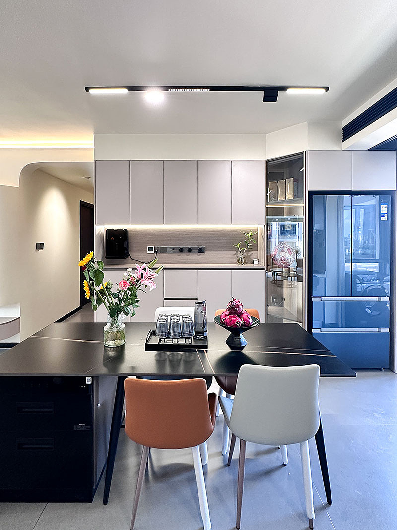 黑色吧台餐桌,一桌一椅一餐一花一美食
<br>花香和菜香满屋飘,这一刻幸福的享受美食<br><br>一盘火龙果寓意吉祥如意,富贵平安