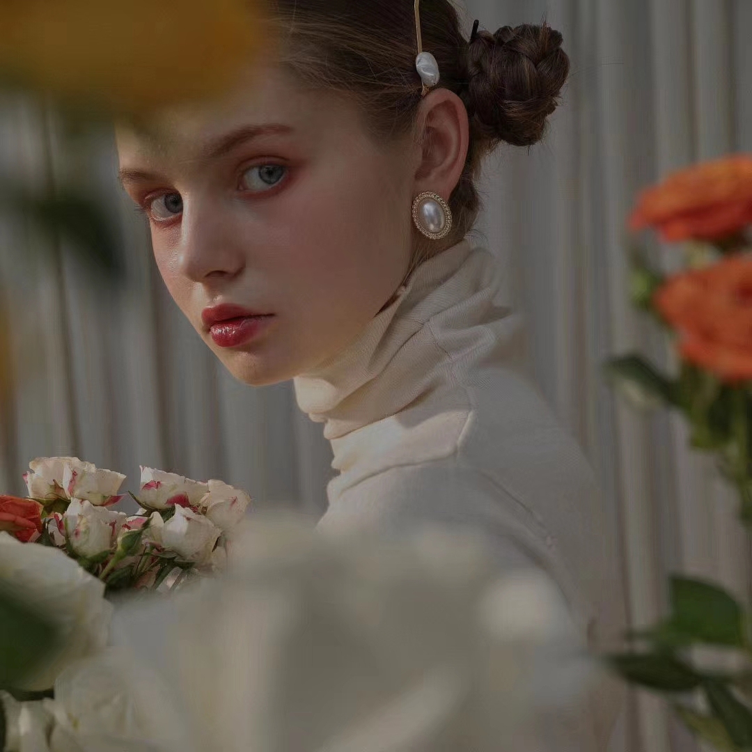 北欧复古油画少女外模拍摄 甜美饰品箱包模特 女秋冬装