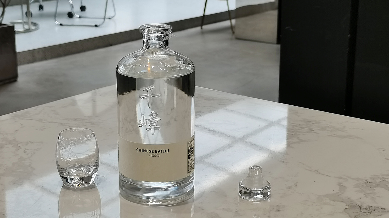 越过层层叠叠的山,追寻一瓶心中挚爱千嶂白酒作品