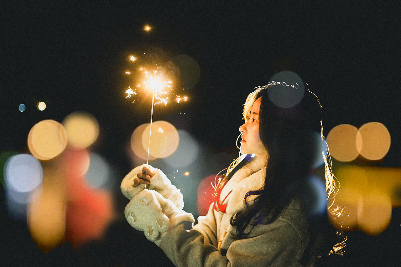 她 抬头看见了月亮