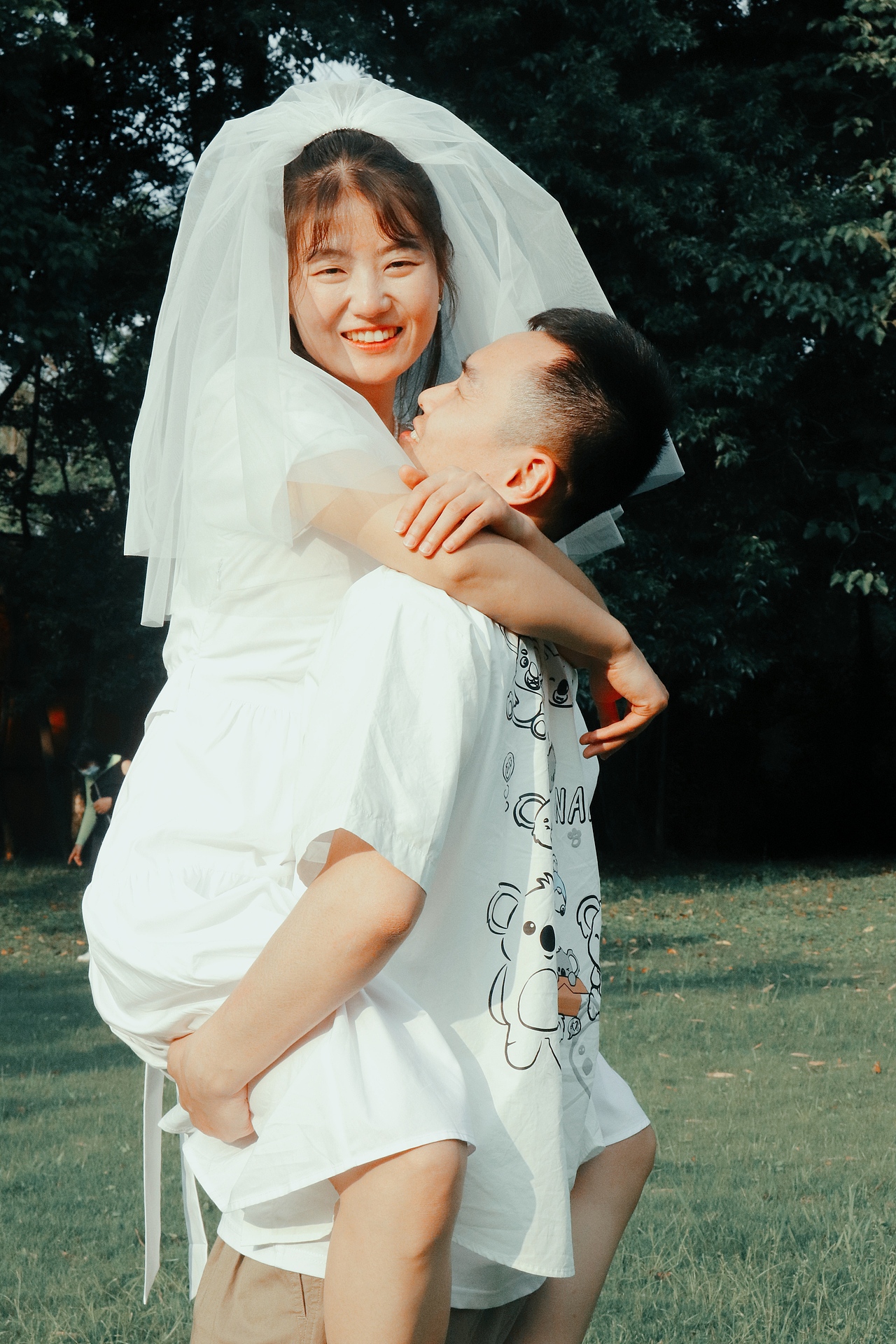 明天她要嫁给他了