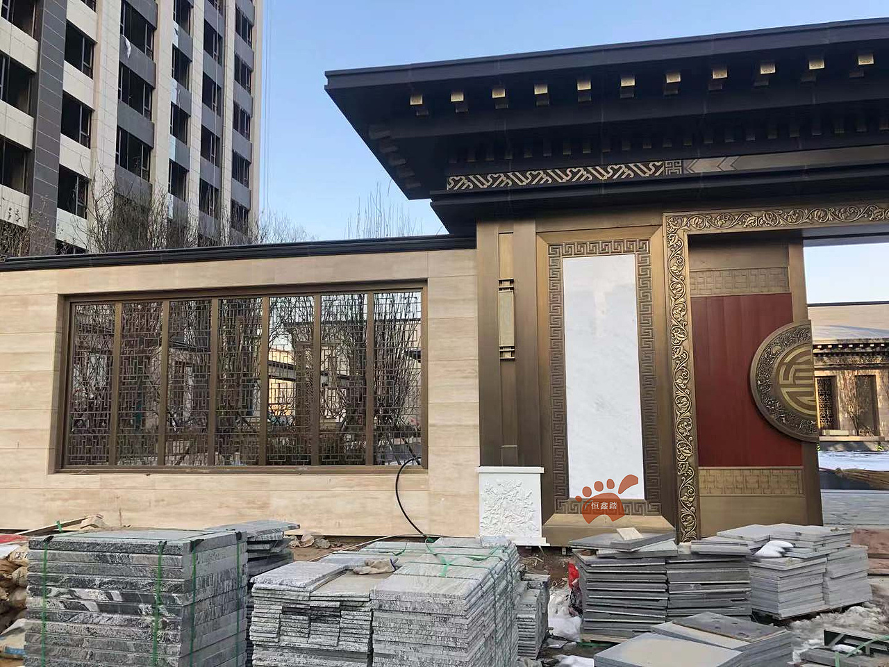 售楼部大门整装 仿古建筑不锈钢门头安装效果