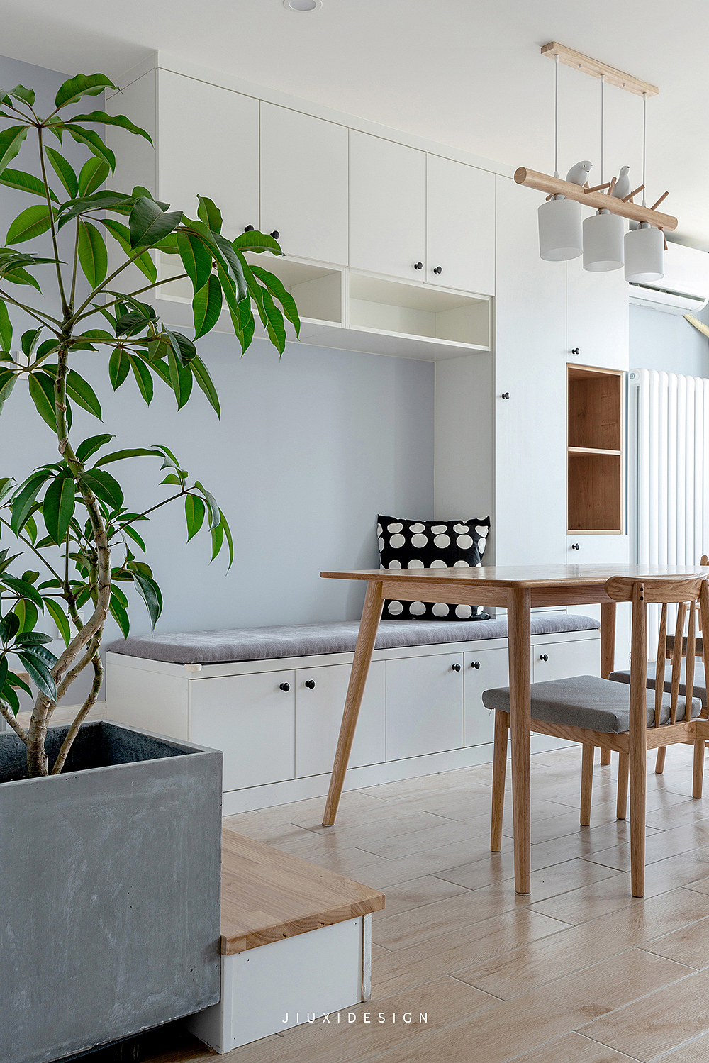 卡座连接着高柜,留有少量开放格,方便放置杯子和绘本。
我们对每一寸空间都做了详细的思考,把设计的厚度,隐藏在生活背后。<br>