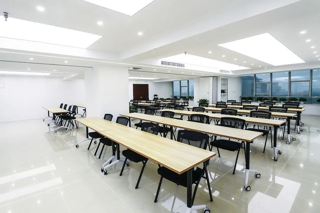 多功能会议室：可容纳40-60人，为满足不同的会议需求，在会议室中间设置了可移动格挡，在必要时候，起到一分为二，合二为一的效果。整体上，多功能会议室布局简洁规整，一排桌子一排椅子相互排布，机动灵活，有助于演讲者和观众间的对话。多功能会议室多功能会议室集成了多媒体、图像、音响等方面的技术，以其功能的多样性(如:会议室，视频会商室，报告厅，学术讨论厅，培训室等)， 满足了客户的需求。